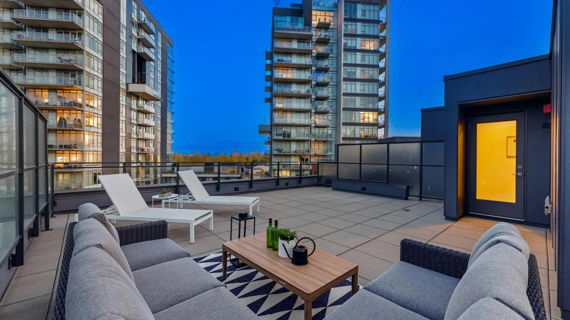 Spacious 2Br Home Steps From Shops And Dining Vancouver
